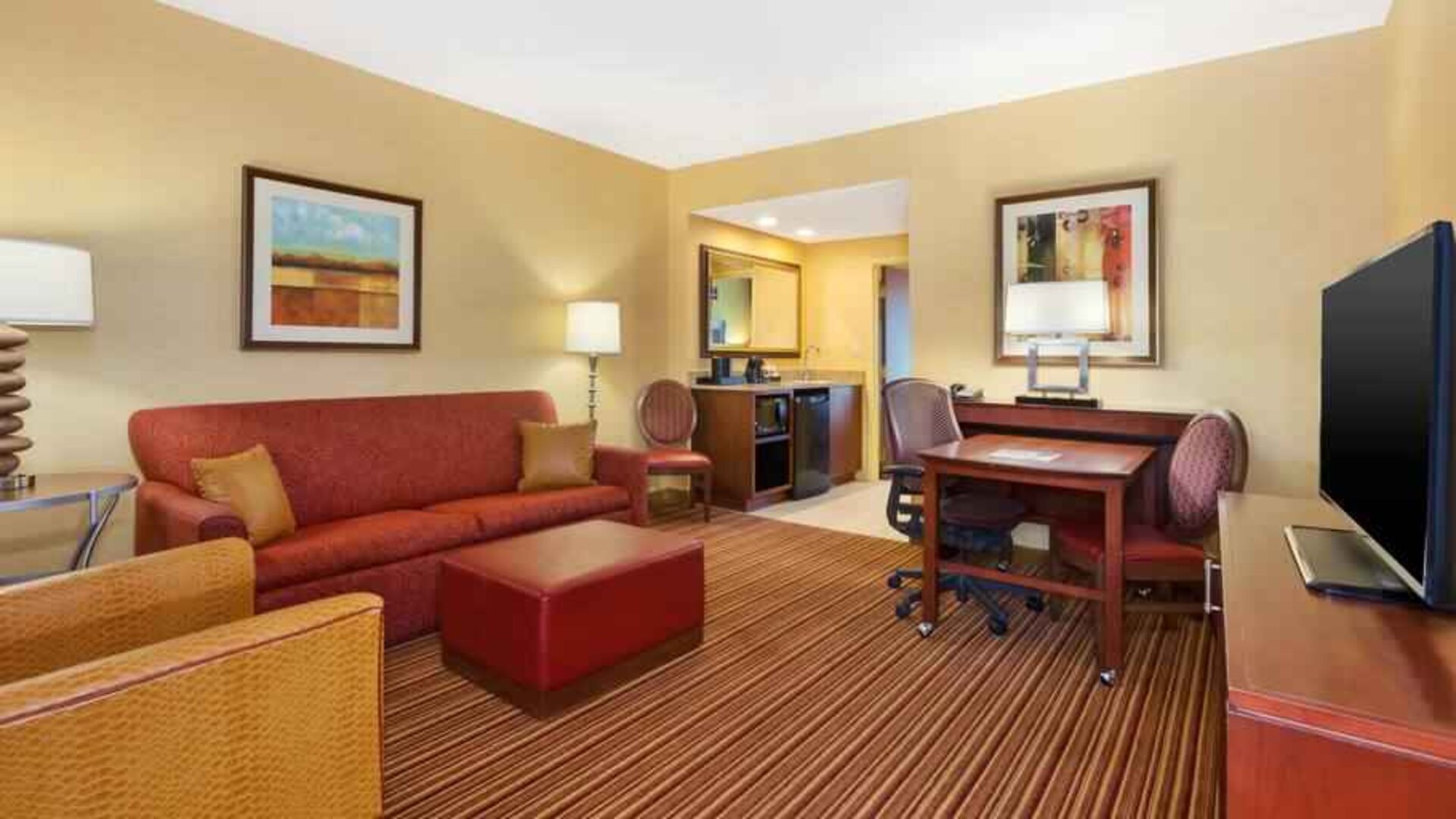 Living room with working station at the Embassy Suites by Hilton Nashville SE Murfreesboro.