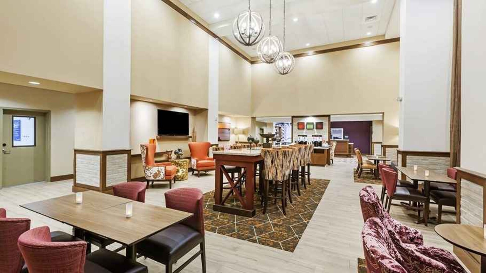comfortable restaurant and lounge area ideal for coworking at Hampton Inn Bulverde Texas Hill Country.