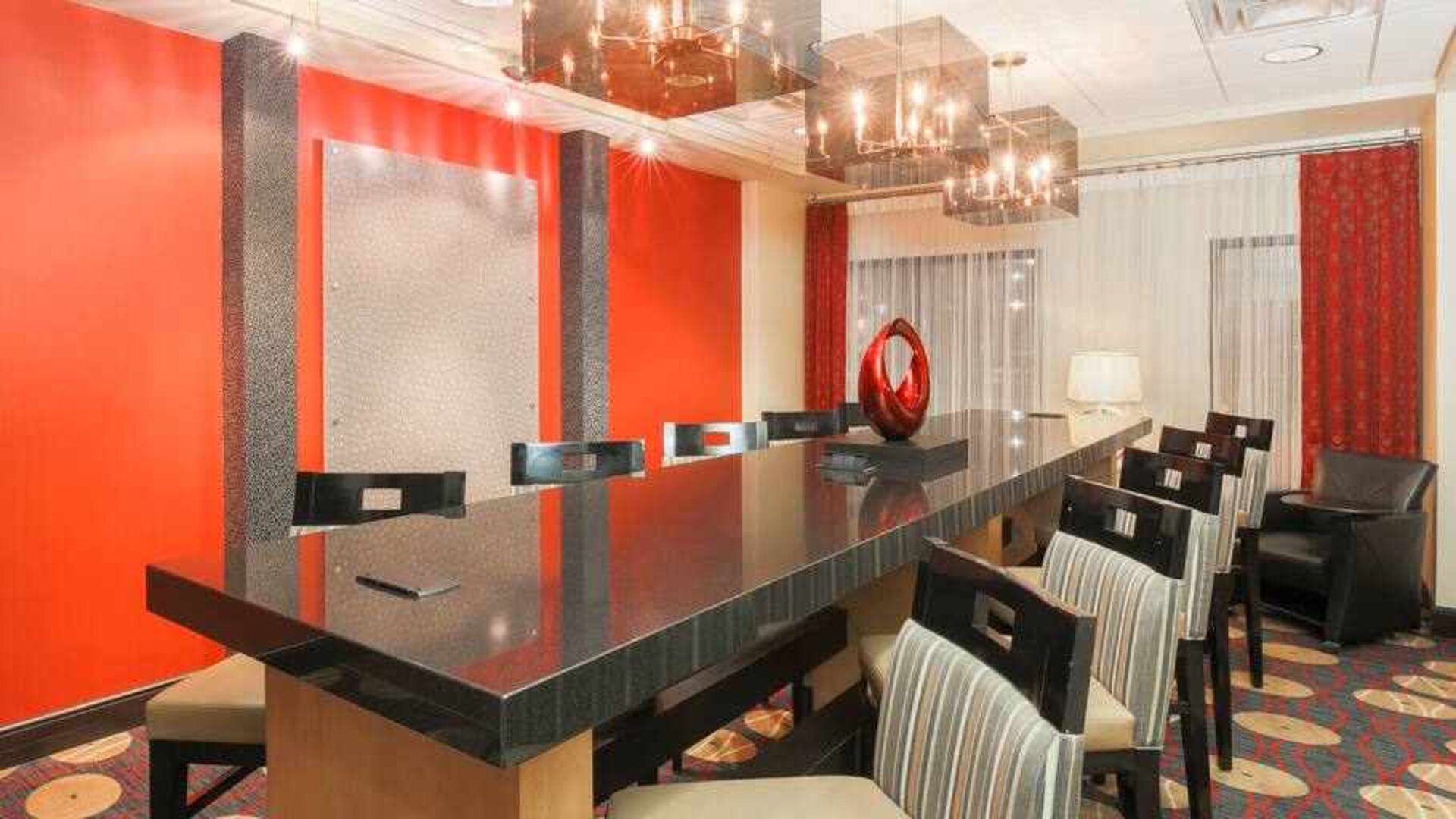 Small and elegant meeting room at the Hampton Inn Champaign Urbana.