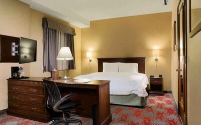 King-studio with working station at the Hampton Inn & Suites Mexico City - Centro Historico.