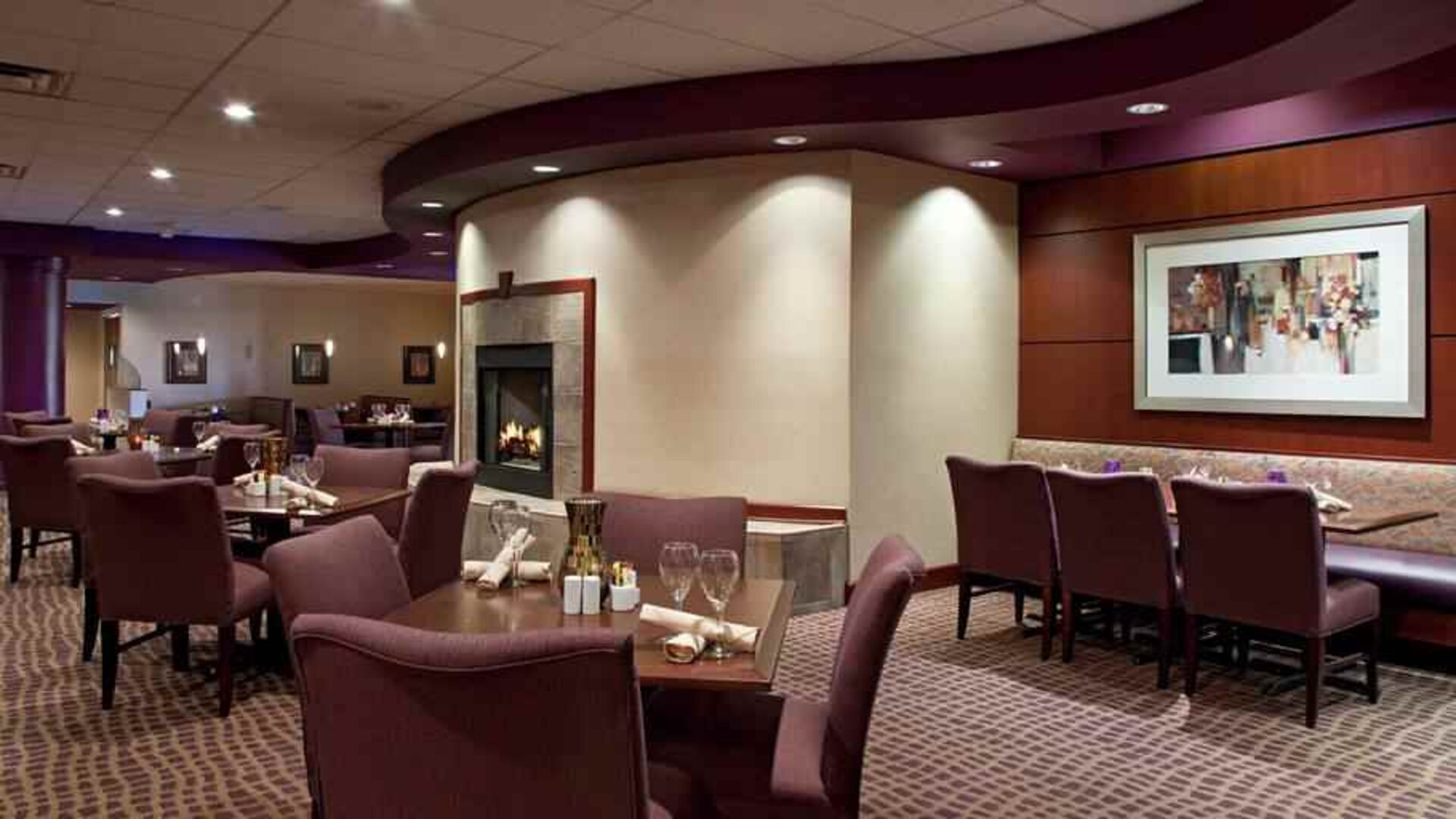 Breakfast area perfect for coworking at the DoubleTree Suites by Hilton Cincinnati-Blue Ash.