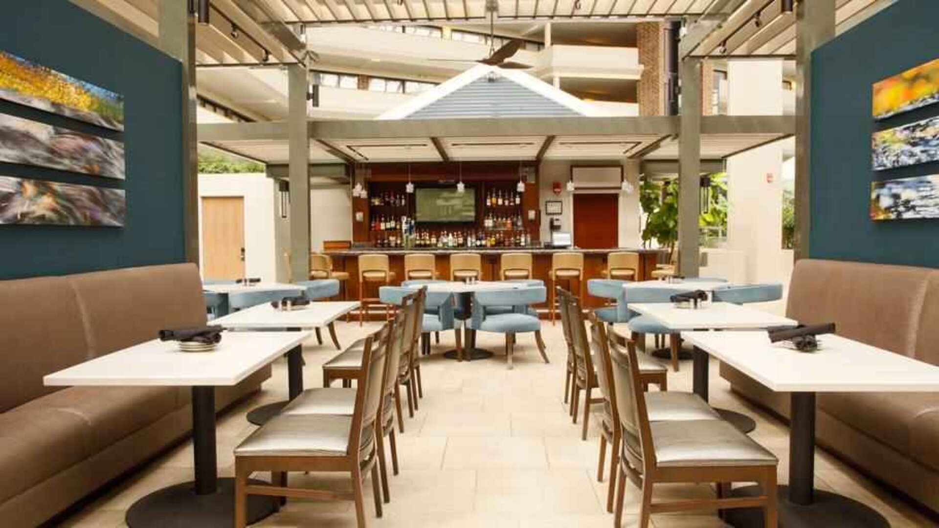Dining area with chairs and tables perfect for co-working at the DoubleTree by Hilton Rochester.