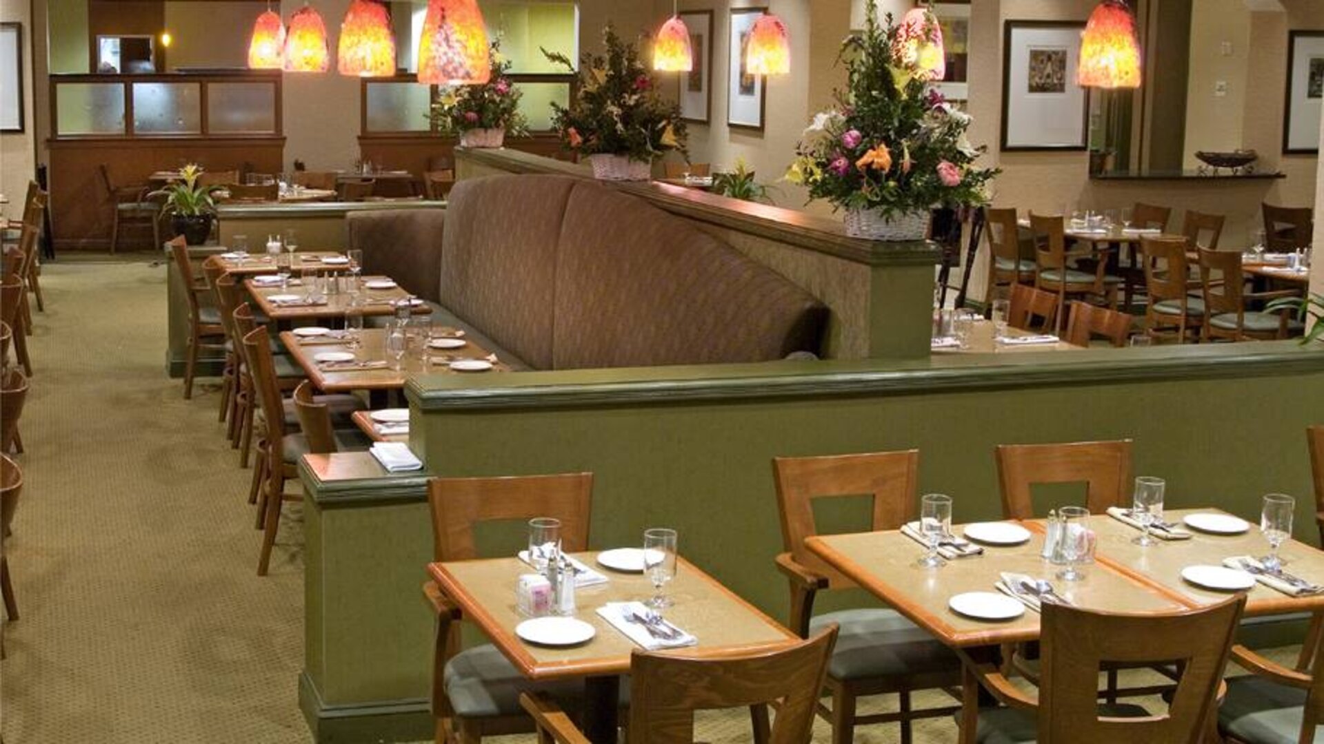 Comfortable dining area perfect for co-working at the DoubleTree by Hilton Washington DC - Crystal City.