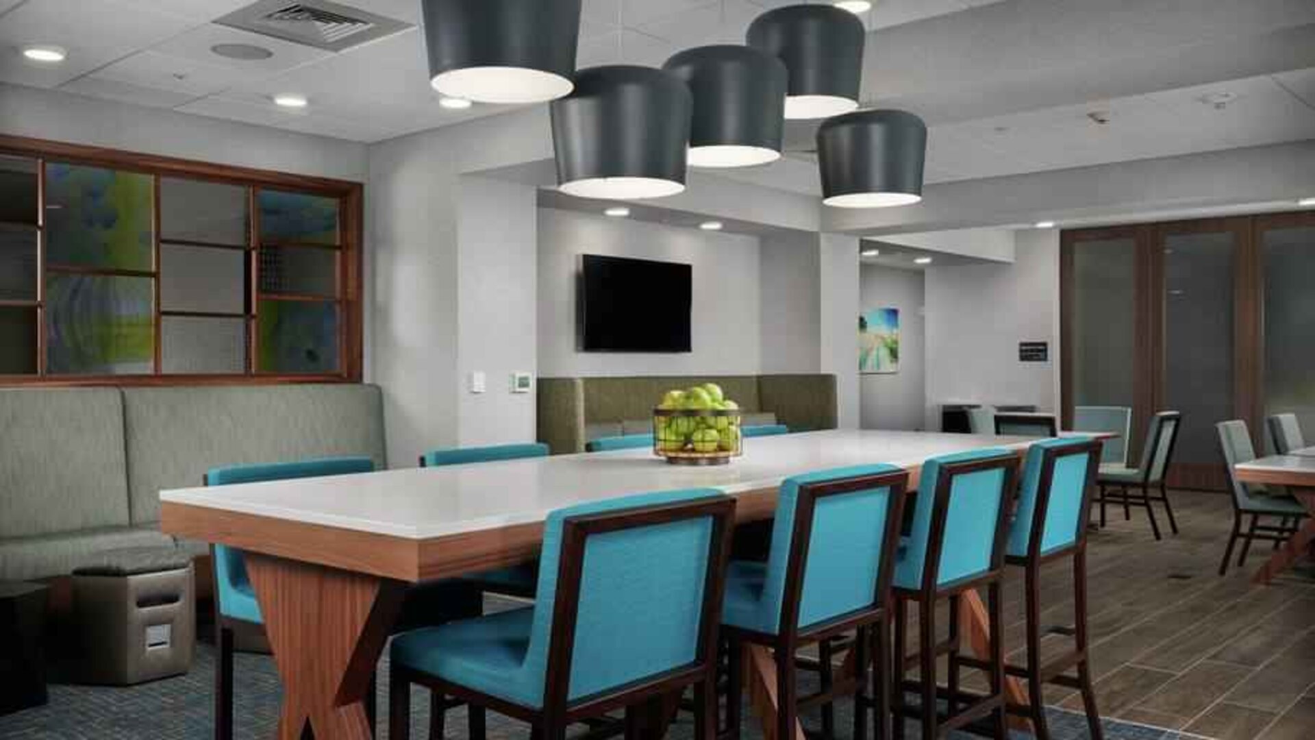 Lobby workspace with table and chairs at the Hampton Inn Burley.