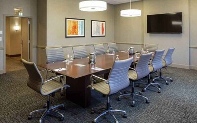 Small meeting room with TV screen at the DoubleTree by Hilton Pittsburgh Green Tree.