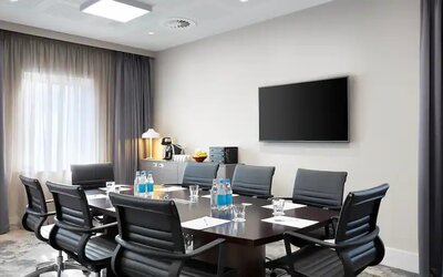 Small meeting room with TV screen at the Hampton by Hilton Bristol Airport.