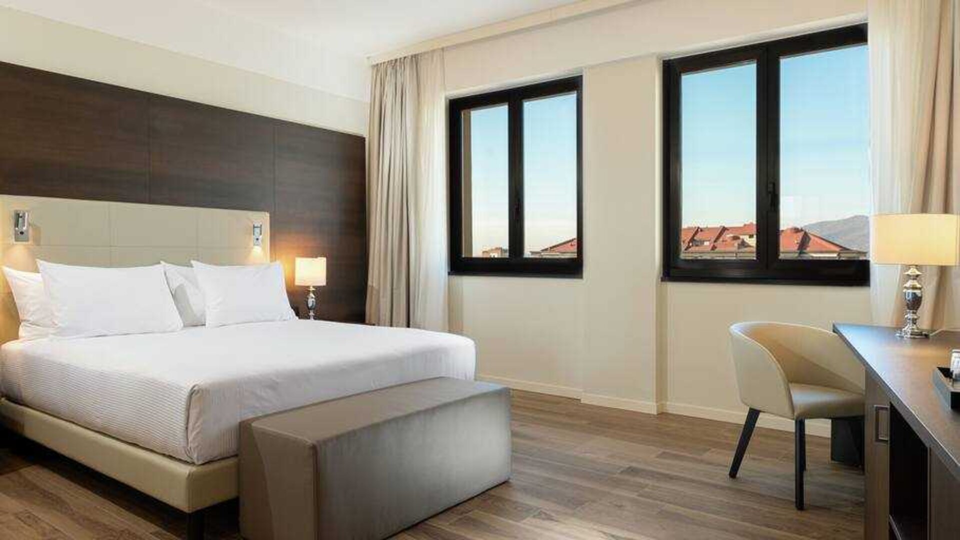 King bedroom with desk at the DoubleTree by Hilton Brescia.