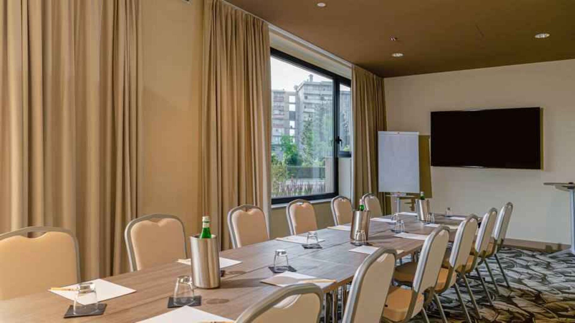 Meeting room with TV screen at the DoubleTree by Hilton Brescia.