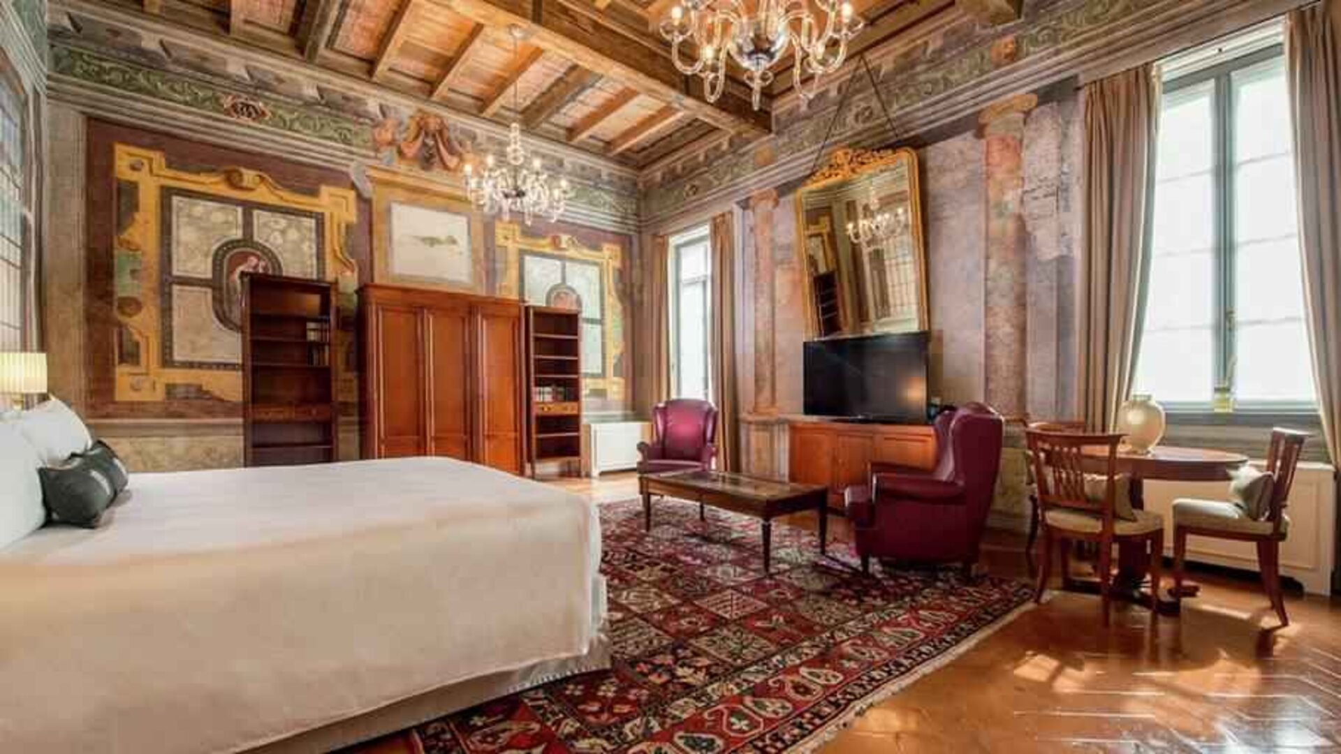 Beautiful king suite with working station at the Grand Hotel Villa Torretta Milan Sesto, Curio Collection.