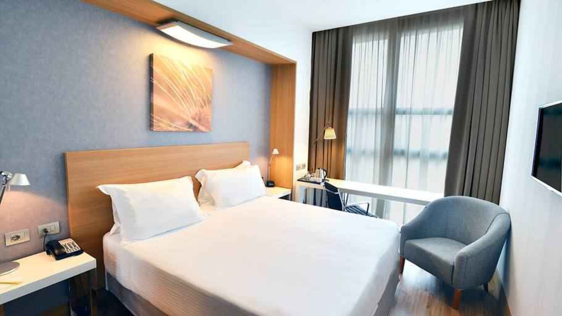 King bedroom with desk at the Hilton Garden Inn Milan North.