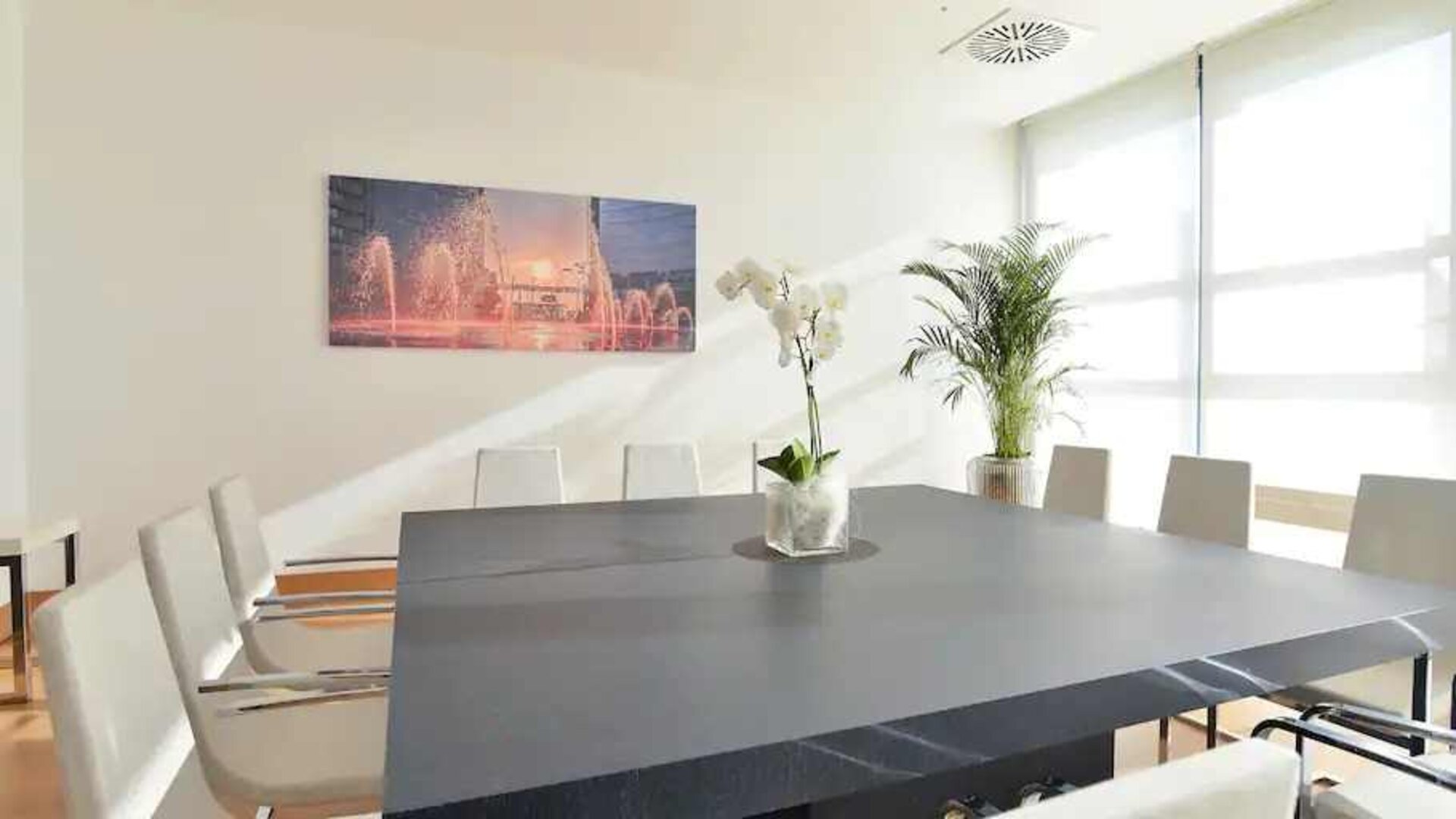 Bright meeting room with square table at the Hilton Garden Inn Milan North.