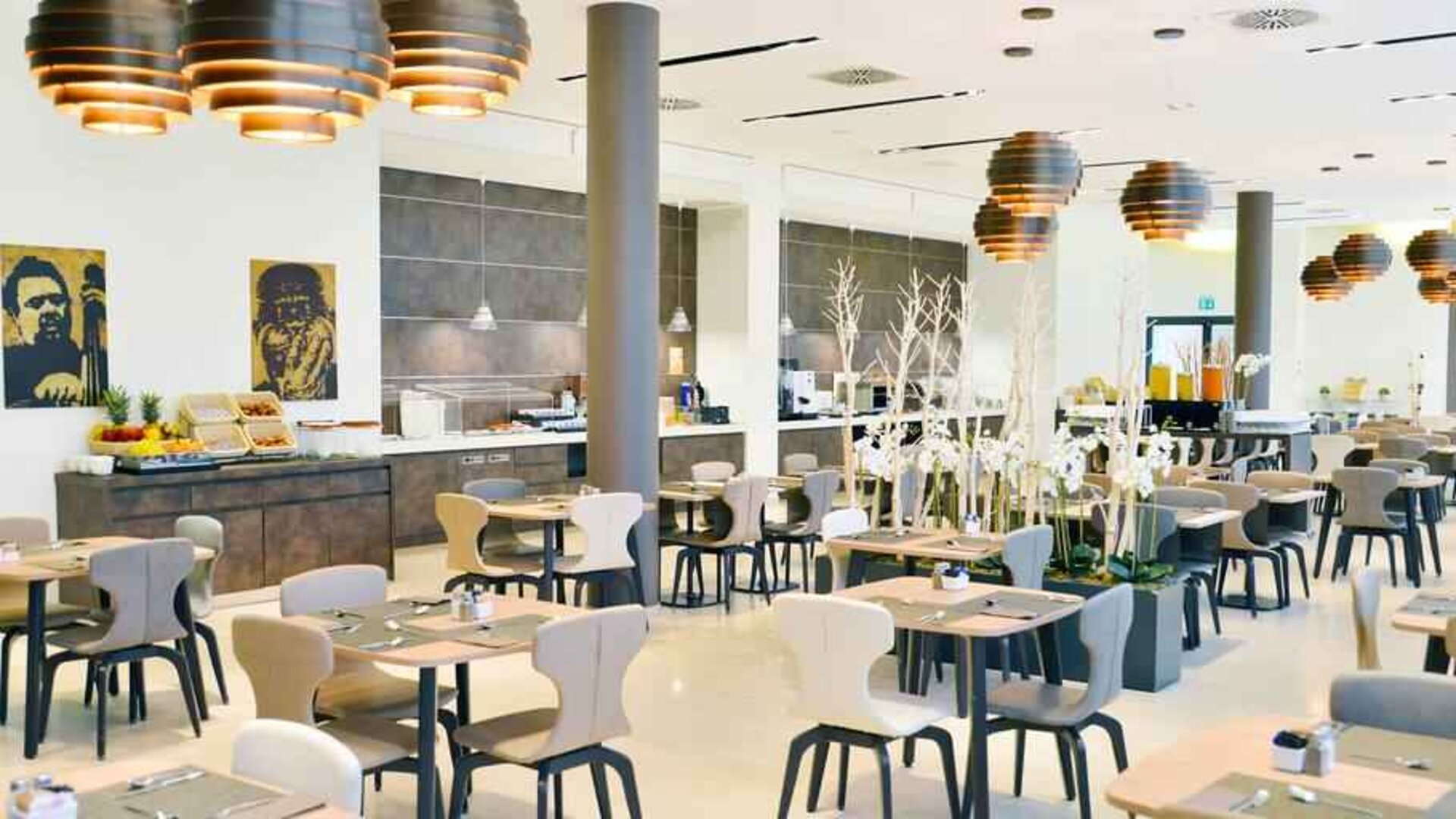 Dining area perfect for co-working at the Hilton Garden Inn Milan North.