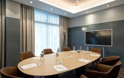 Small meeting room with round table at the DoubleTree by Hilton Rome Monti.