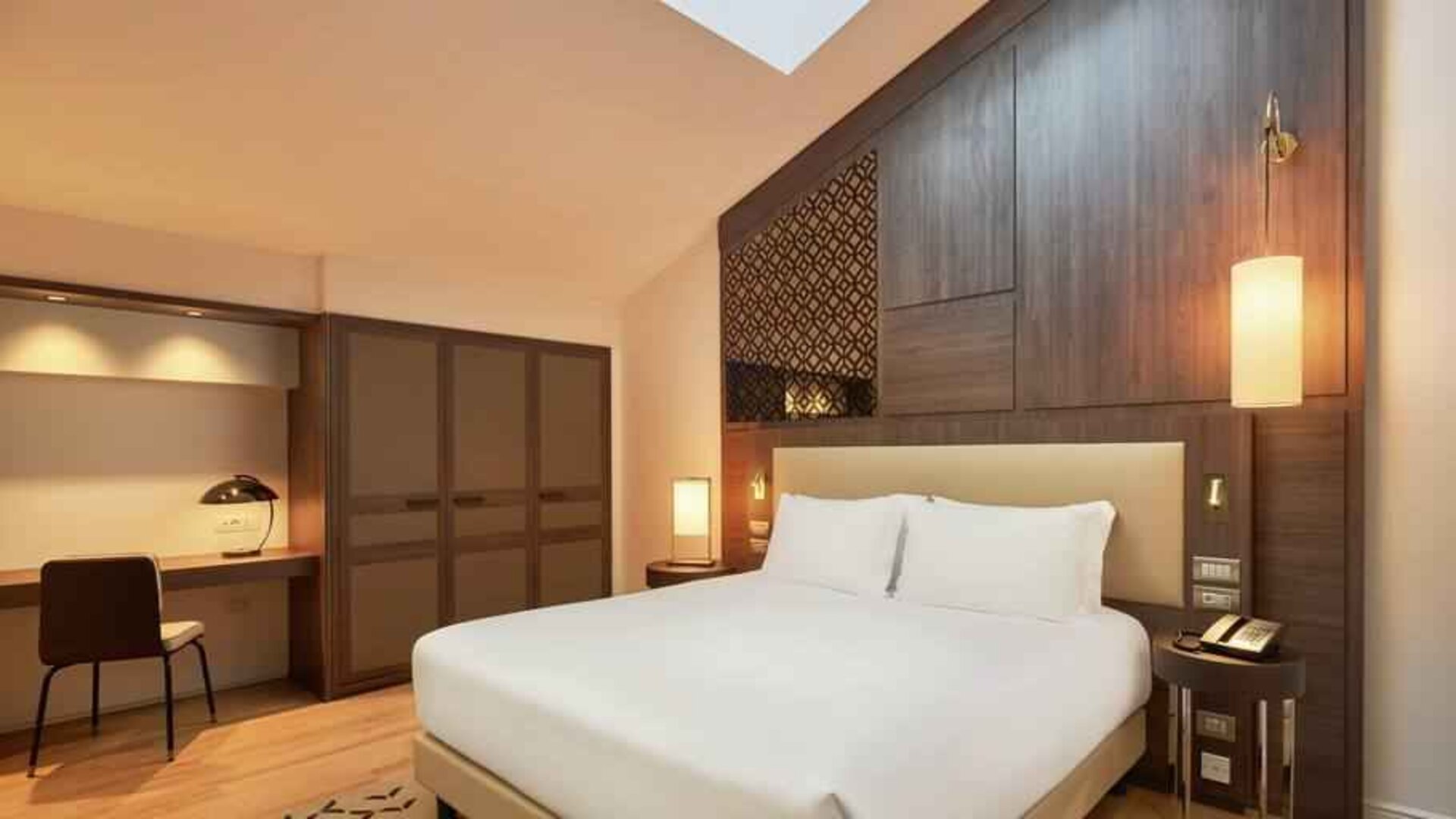 King bedroom with desk at the DoubleTree by Hilton Trieste.