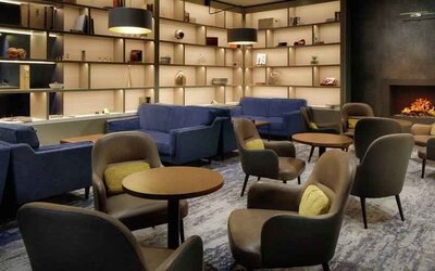 Lobby workspace with chairs and sofas at the Hilton Dublin Airport.