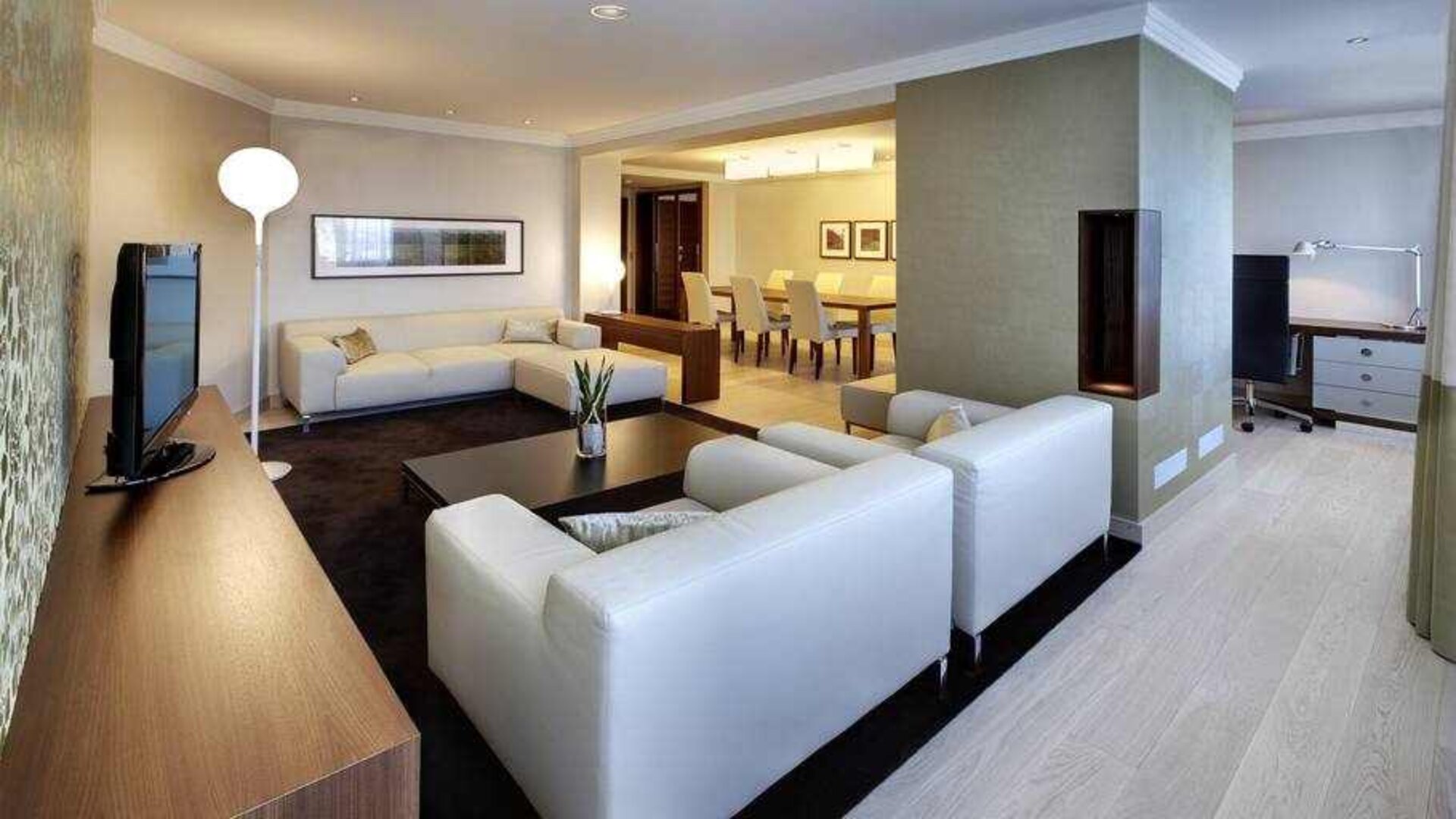 Comfortable living room with working station at the Hilton Mainz.