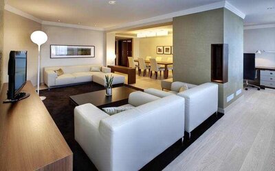 Comfortable living room with working station at the Hilton Mainz.