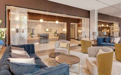 Comfortable lobby workspace at the Hilton Munich City.