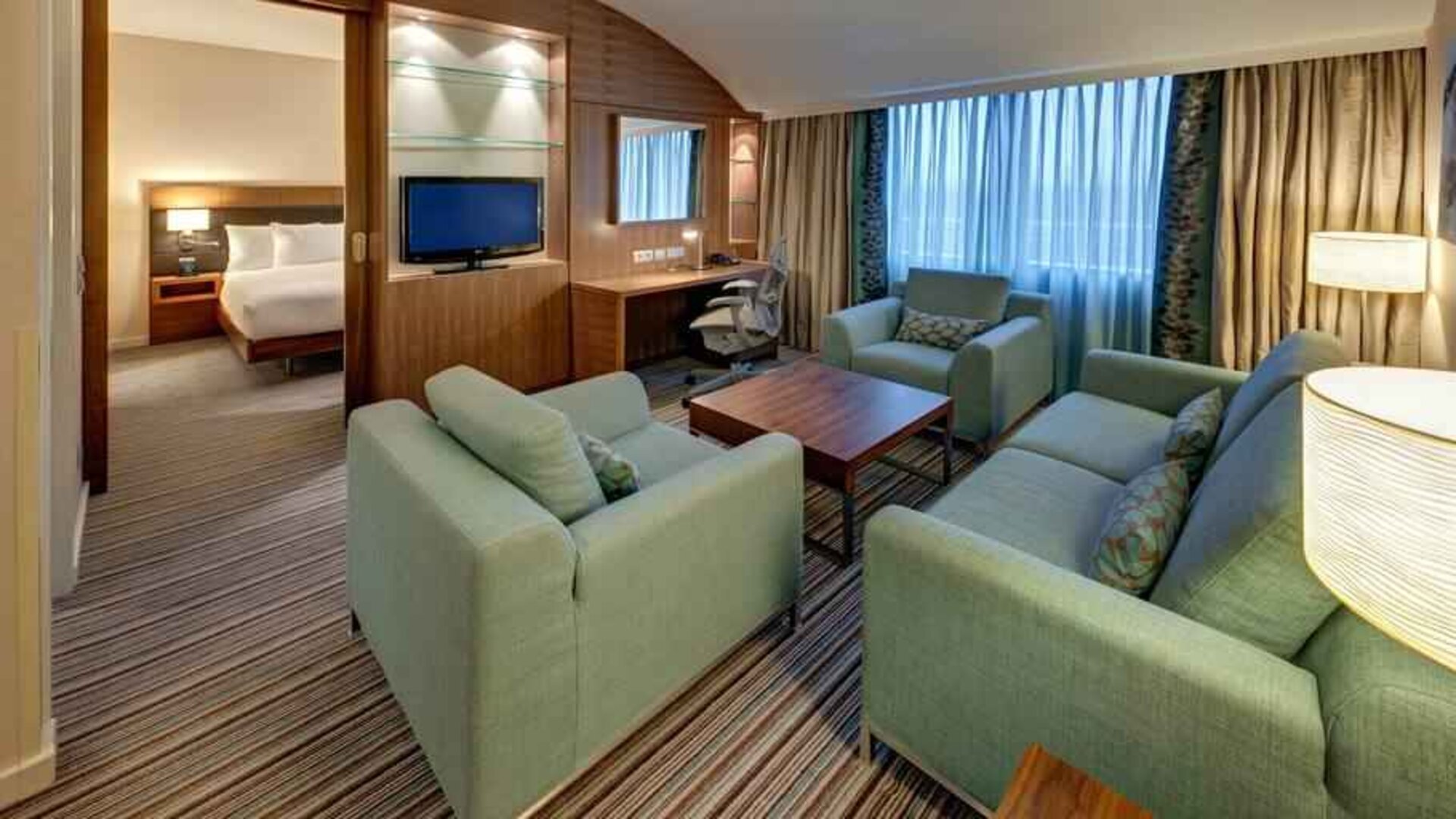 Living room with working station at the Hilton Garden Inn Frankfurt Airport.