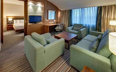 Living room with working station at the Hilton Garden Inn Frankfurt Airport.