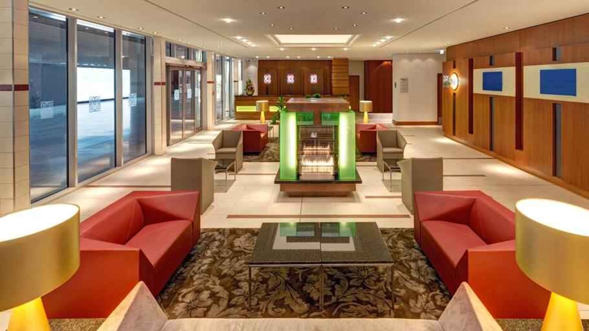 Lobby workspace perfect for co-working at the Hilton Garden Inn Frankfurt Airport.