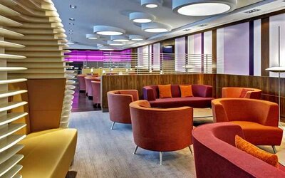 Lobby workspace at the Hilton Frankfurt Airport.