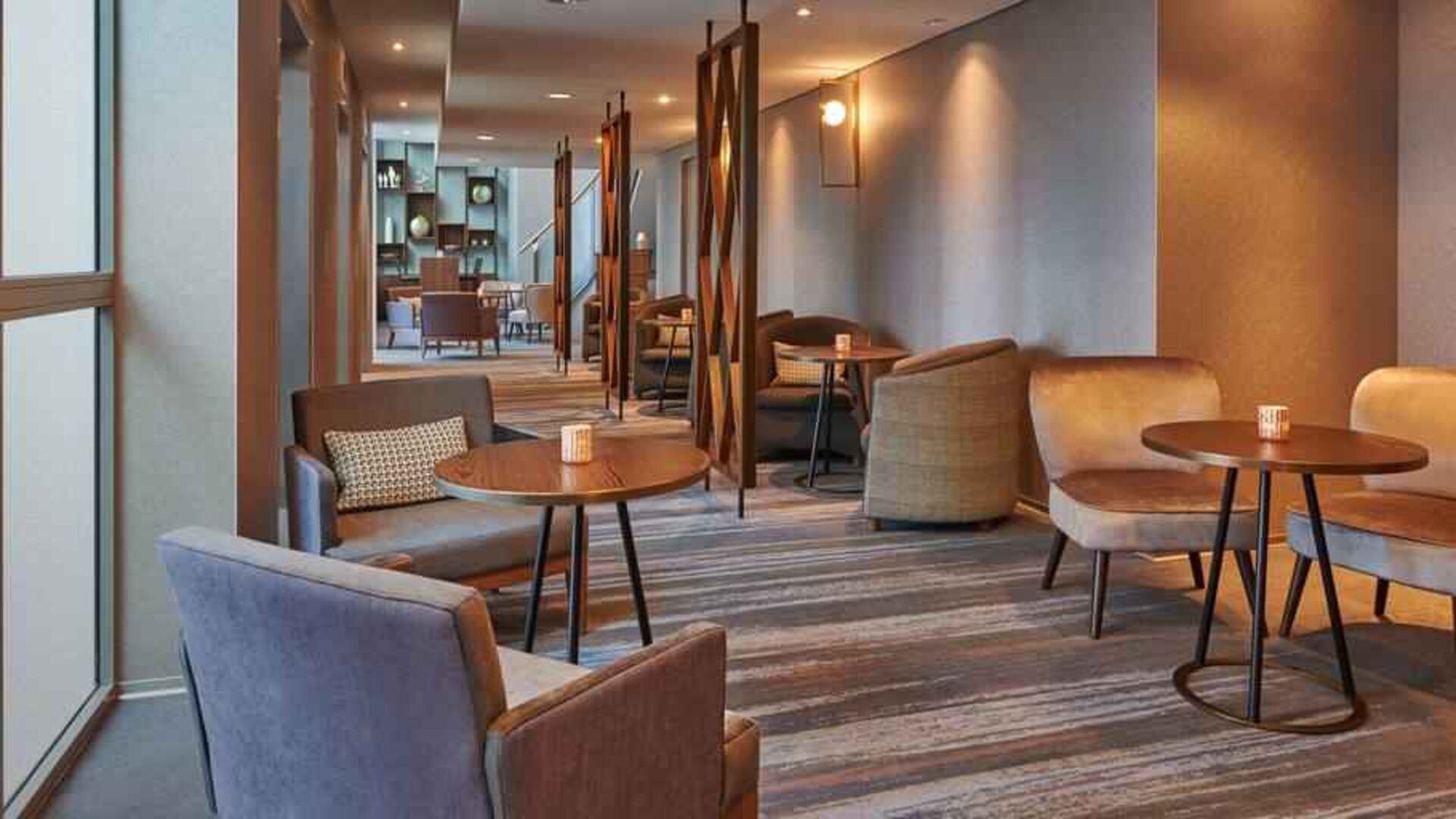 Lobby workspace at the Hilton Frankfurt City Centre.