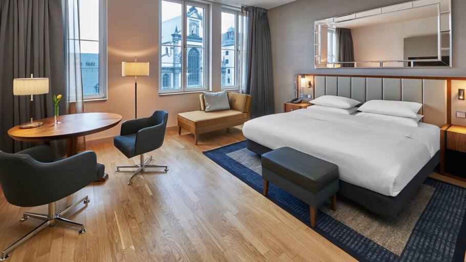 King bedroom with working station at the Hilton Cologne.