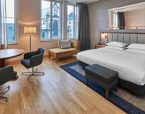 King bedroom with working station at the Hilton Cologne.