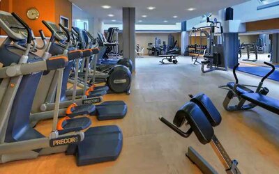 Fully equipped fitness center at the Hilton Cologne.