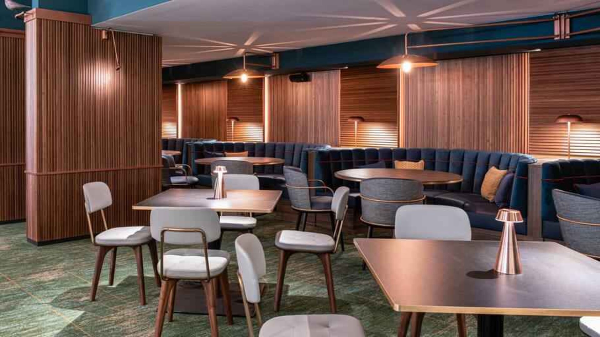 Dining area perfect co-working at the Hilton Cologne.