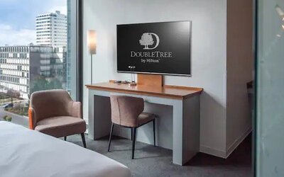 Working station with view along the window at the DoubleTree by Hilton Frankfurt Niederrad.