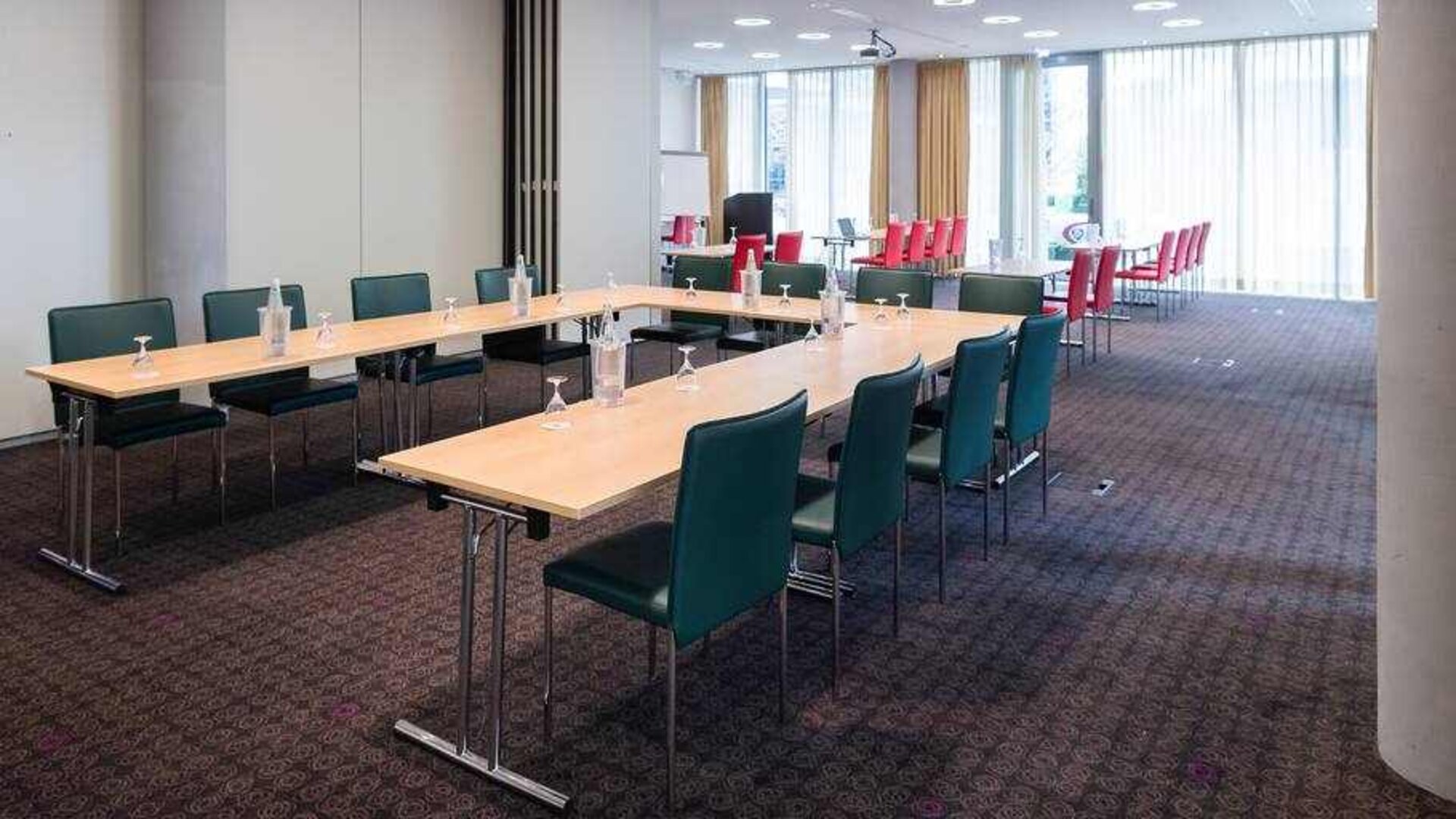 Meeting room with u shape table at the DoubleTree by Hilton Frankfurt Niederrad.