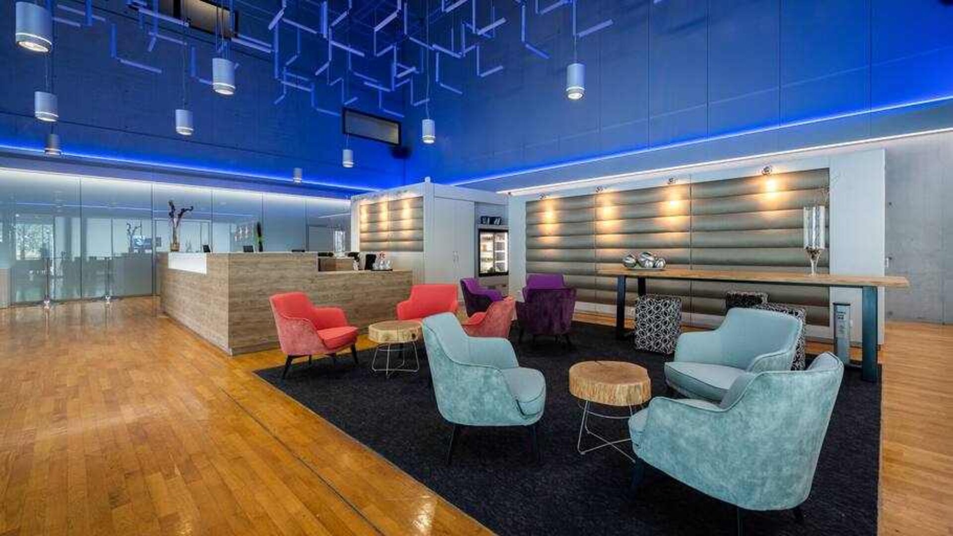 King guestroom with desk at the DoubleTree by Hilton Frankfurt Niederrad.