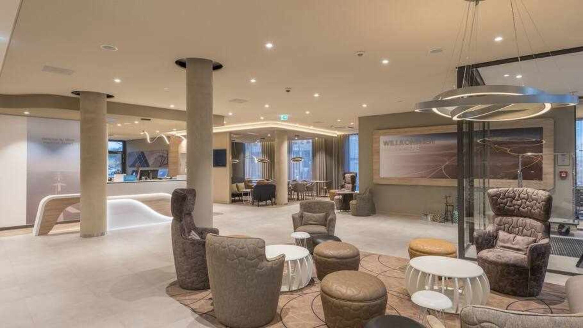 Lobby workspace perfect for co-working at the Hampton by Hilton Frankfurt Airport.