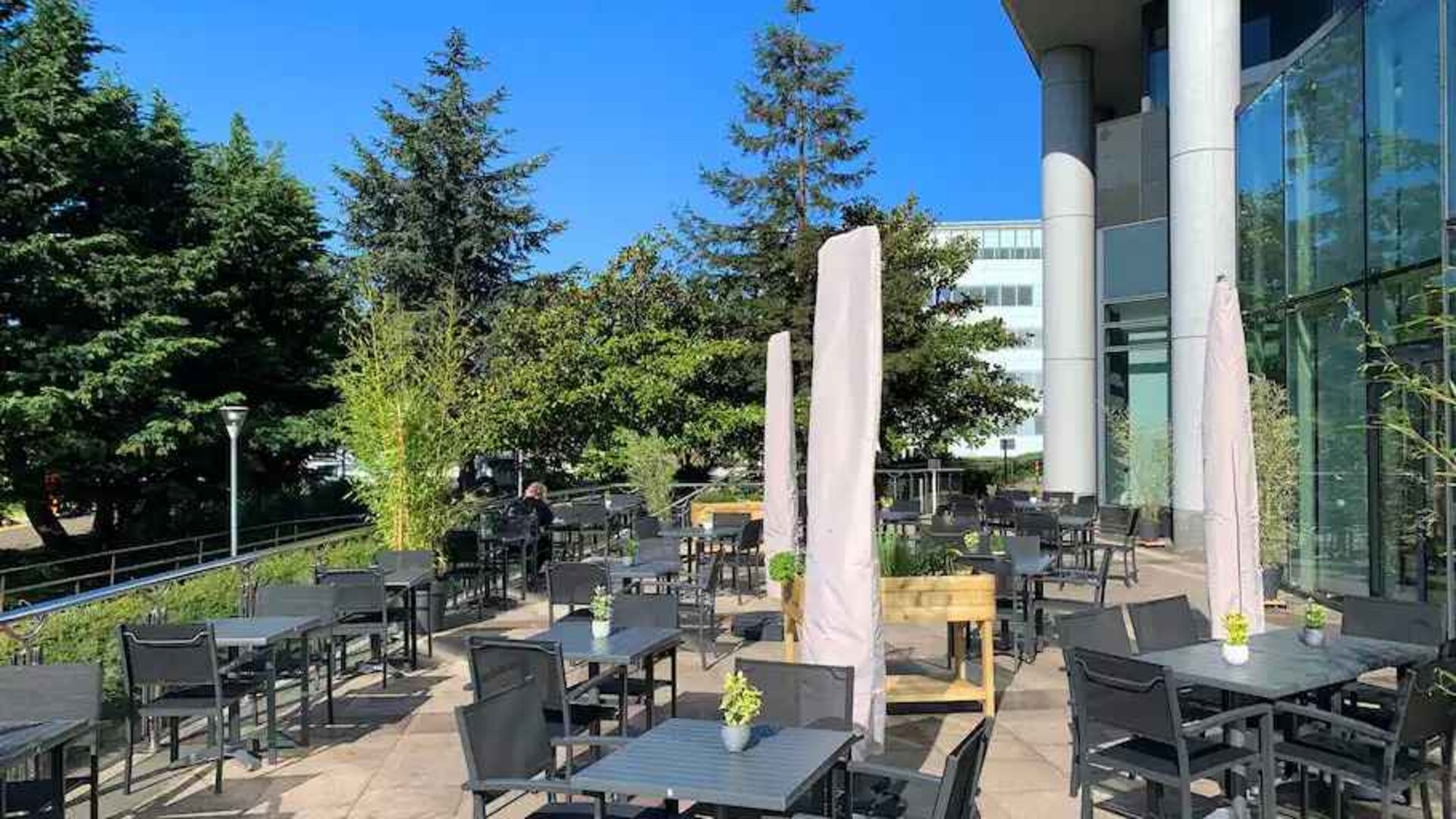 Outdoor patio perfect for co-working at the Hilton Paris Charles de Gaulle Airport.