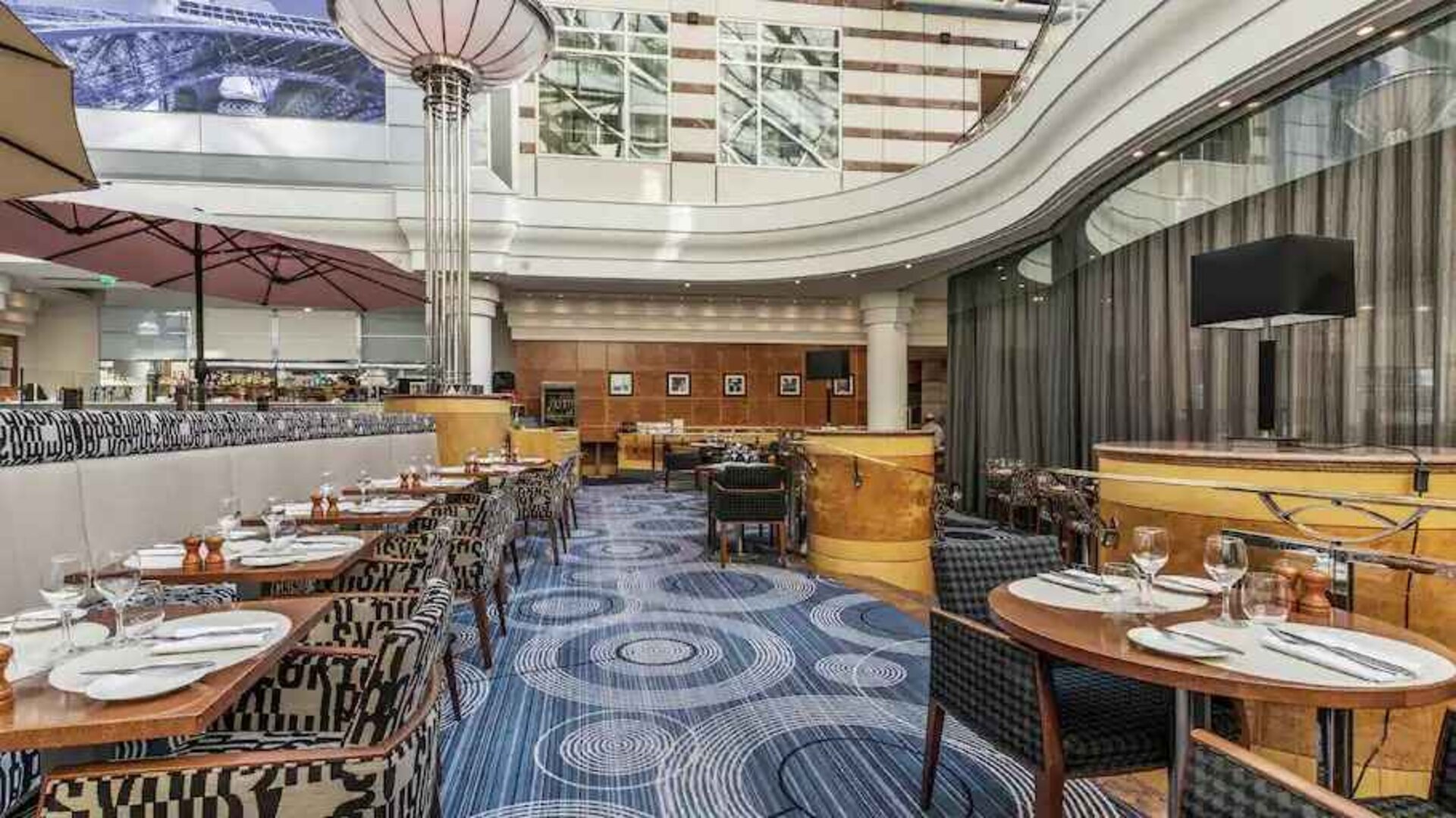 Restaurant area suitable as workspace at the Hilton Paris Charles de Gaulle Airport.
