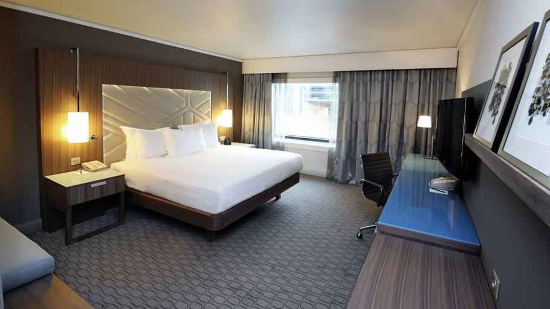 Spacious superior room with working station at the Hilton Paris La Defense.