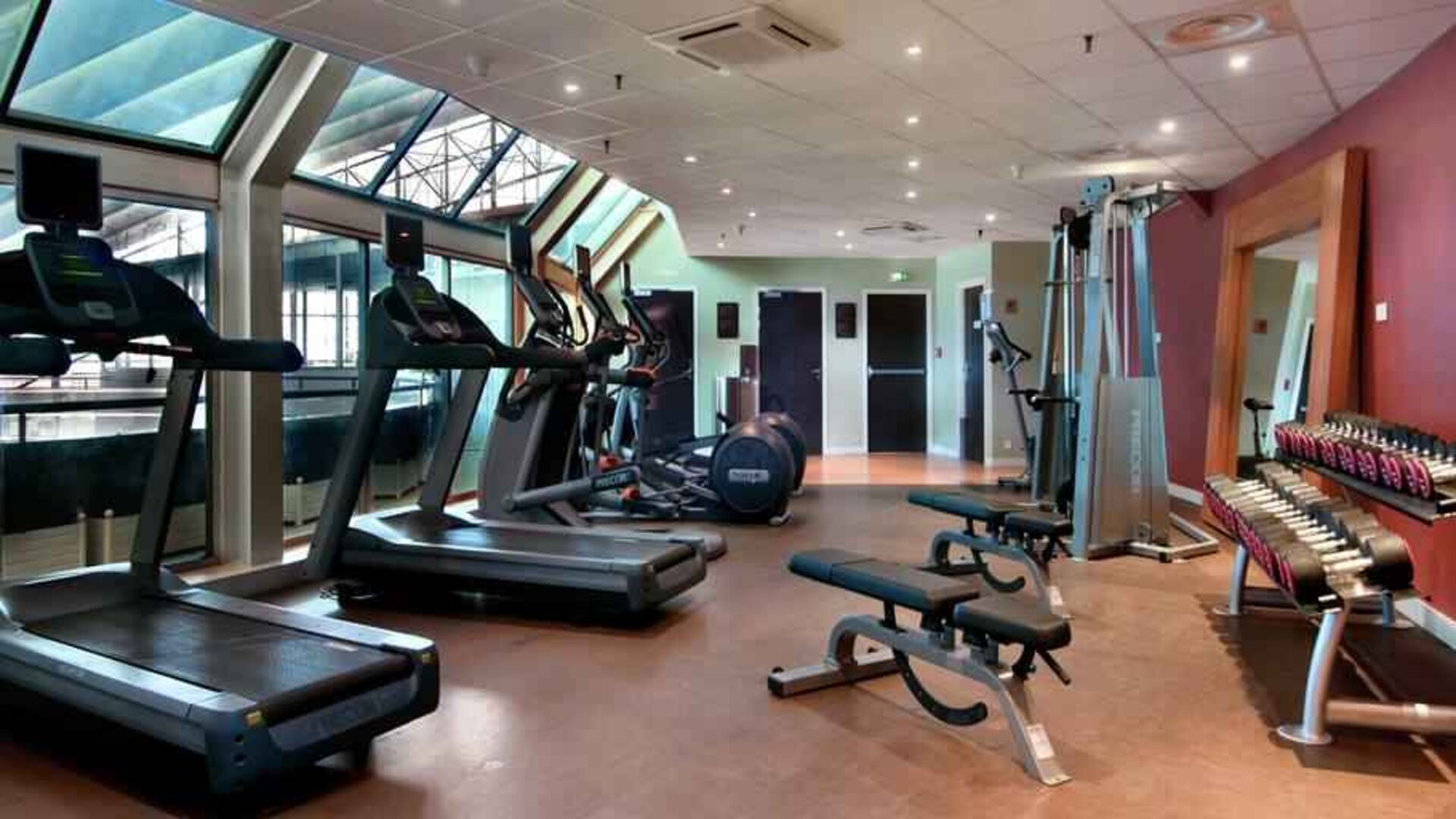 Fully equipped fitness center at the Hilton Paris La Defense.