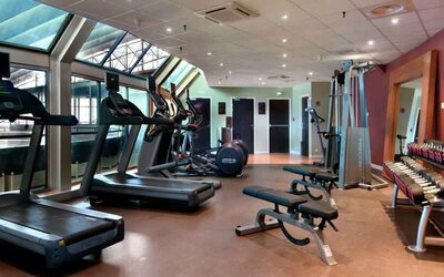 Fully equipped fitness center at the Hilton Paris La Defense.