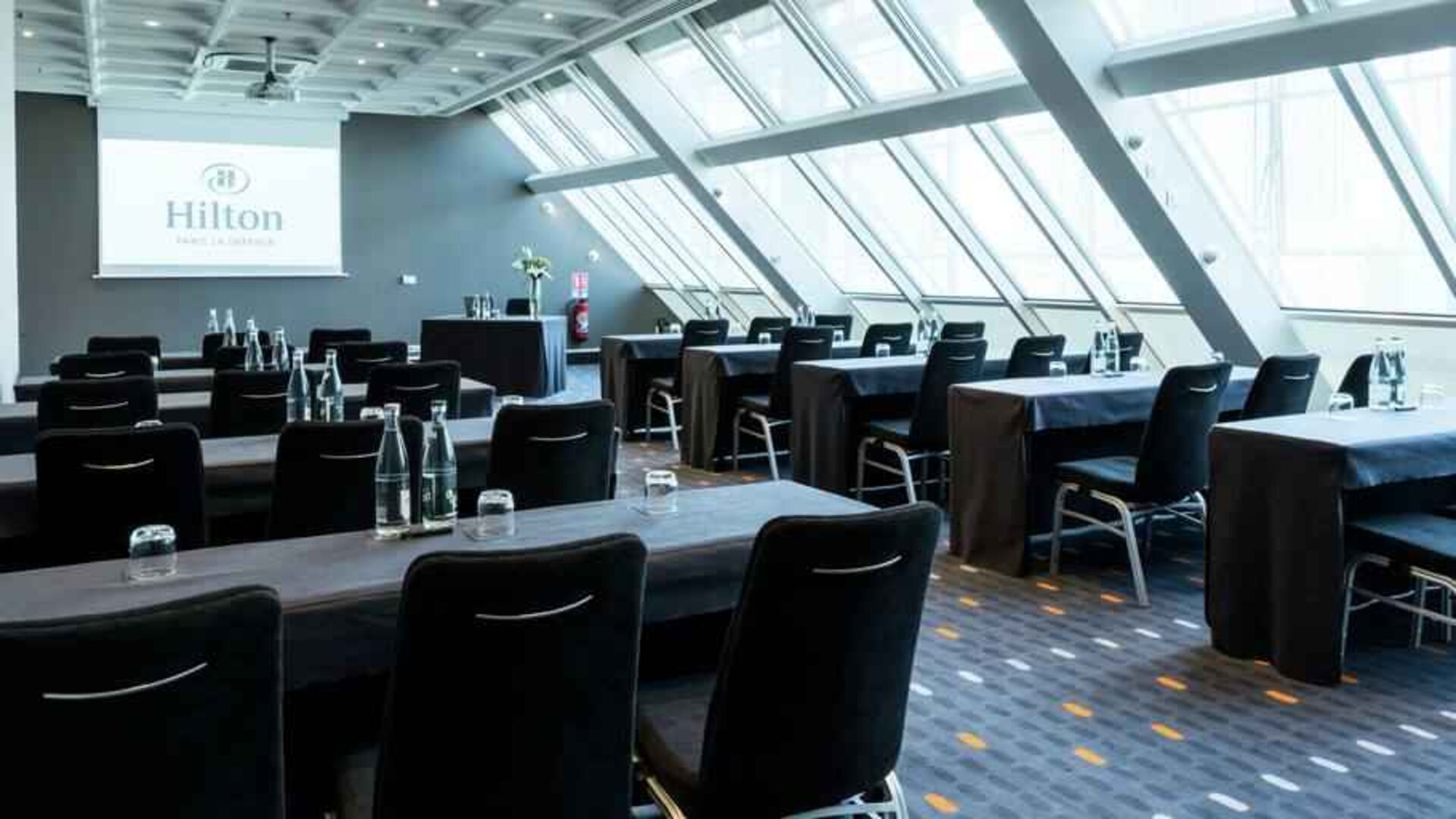 Large meeting room at the Hilton Paris La Defense.