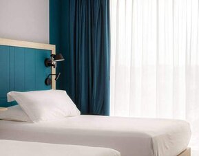 Twin room at the Hampton by Hilton Tours Centre.