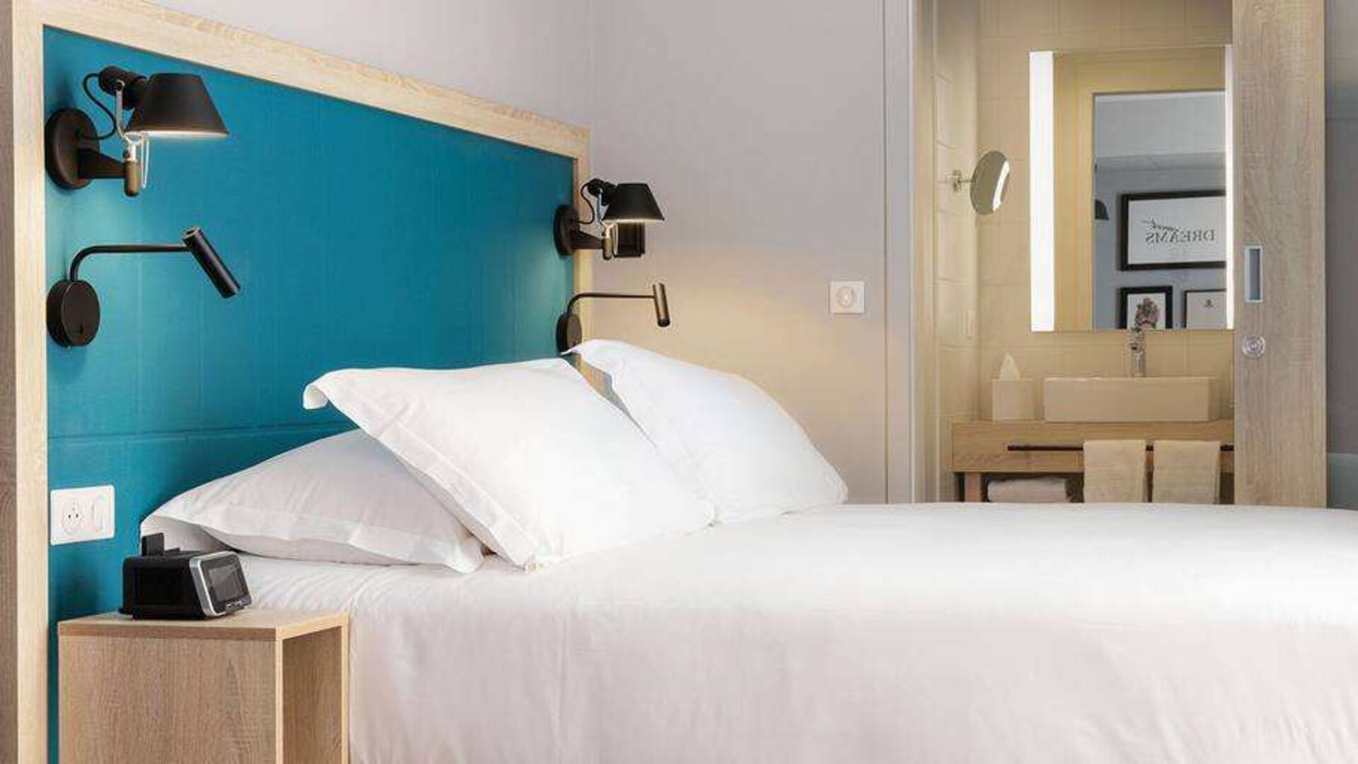 Queen size bed at the Hampton by Hilton Tours Centre.