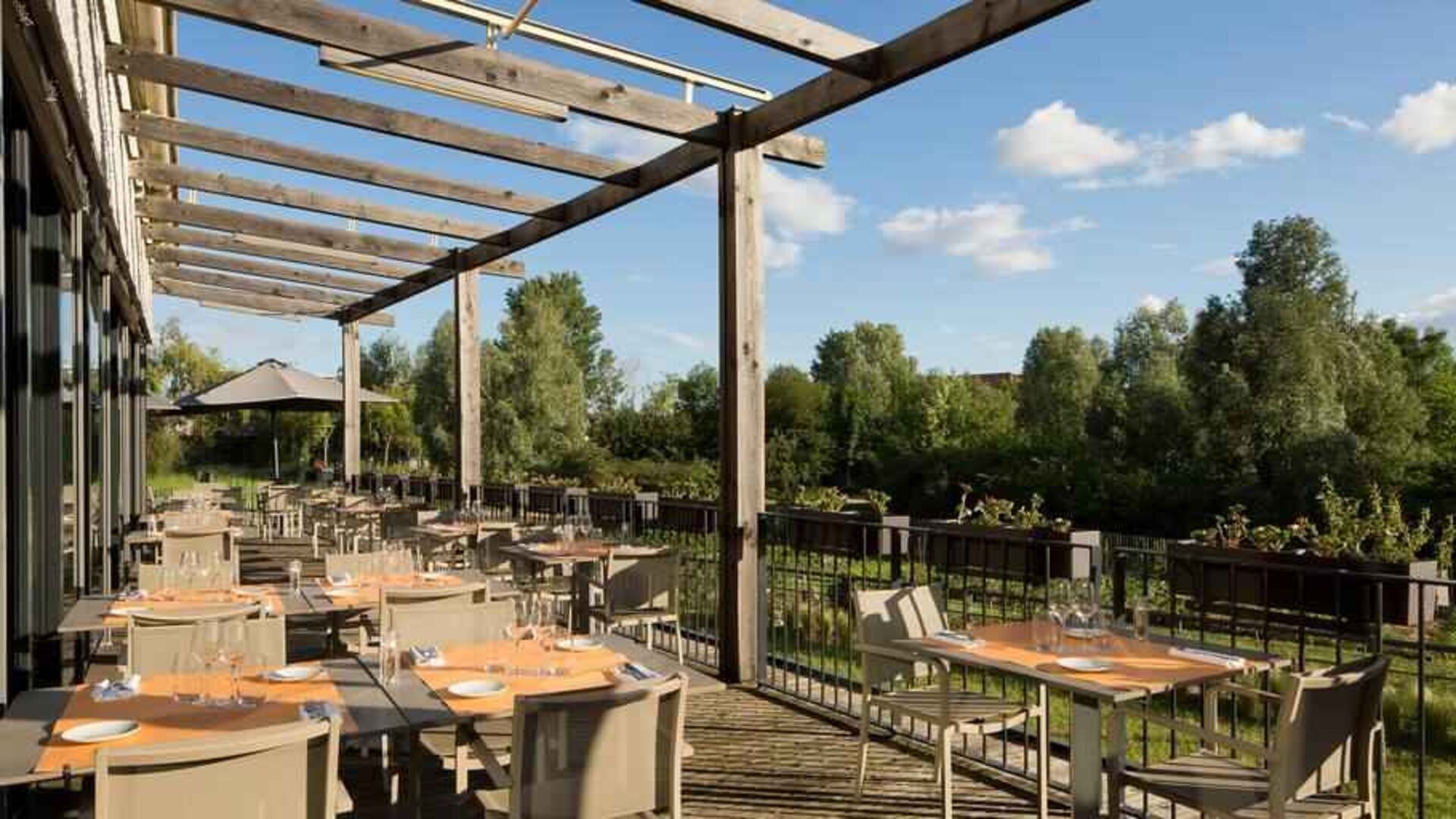 Restaurant area suitable for co-working at the DoubleTree by Hilton Lyon Eurexpo.