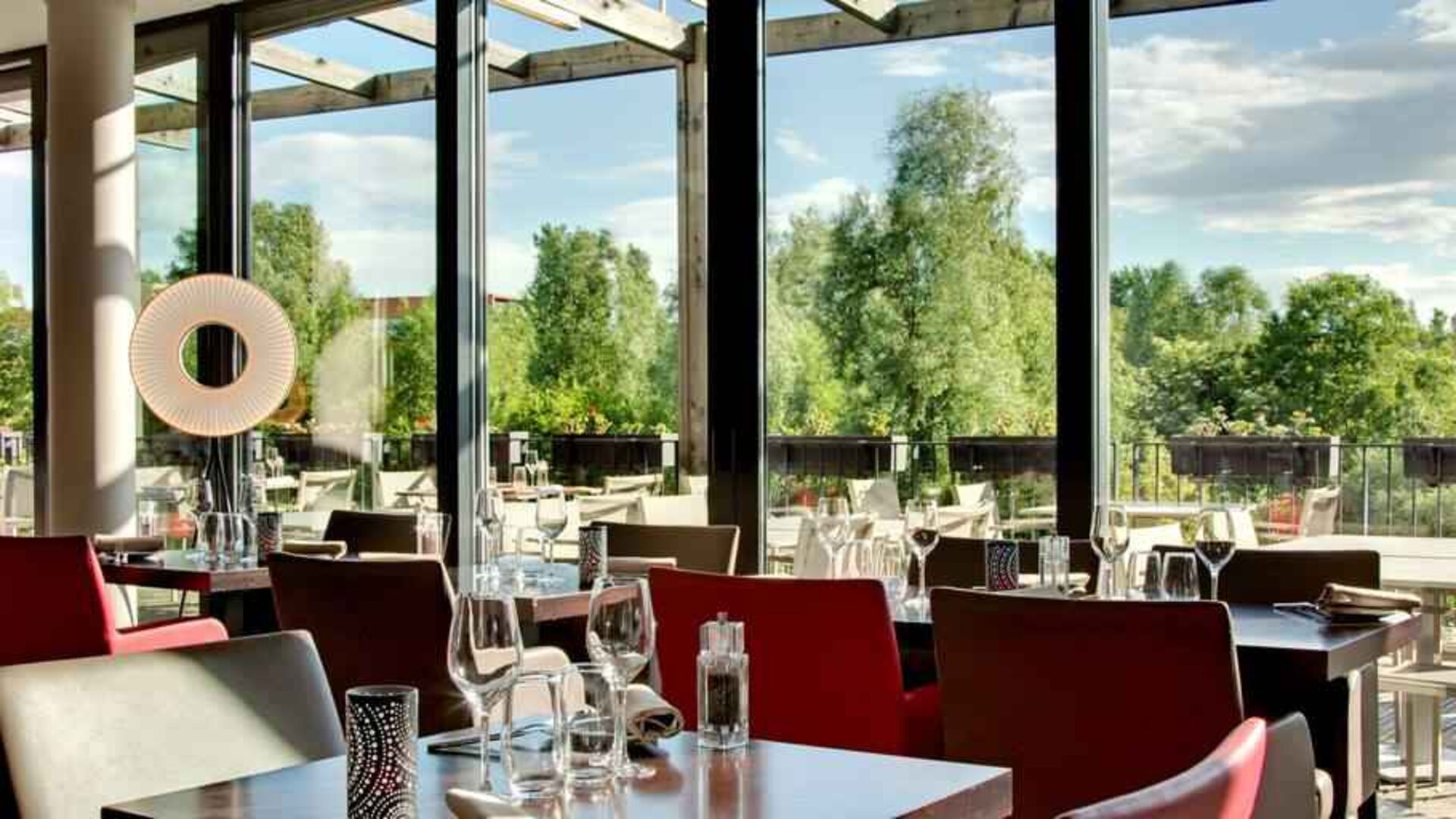 Restaurant area suitable for co-working at the DoubleTree by Hilton Lyon Eurexpo.