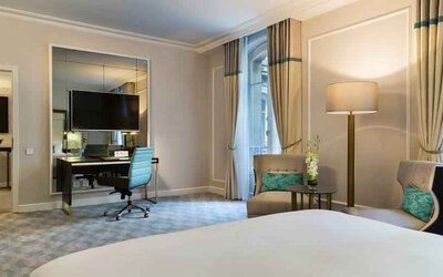 Working station with desk at the Hilton Paris Opera.