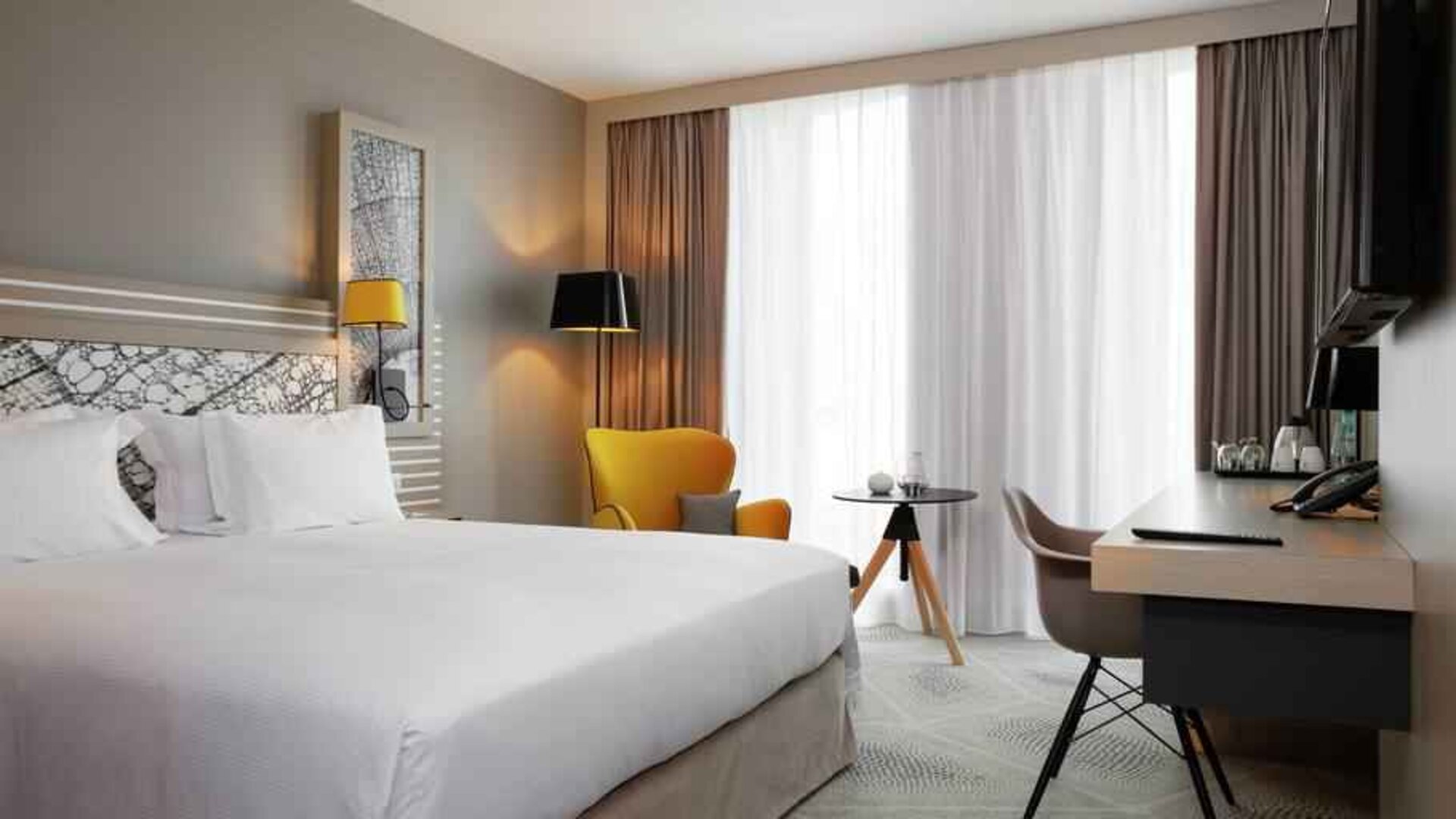 Queen room with working station at the Hilton Garden Inn Bordeaux Centre.