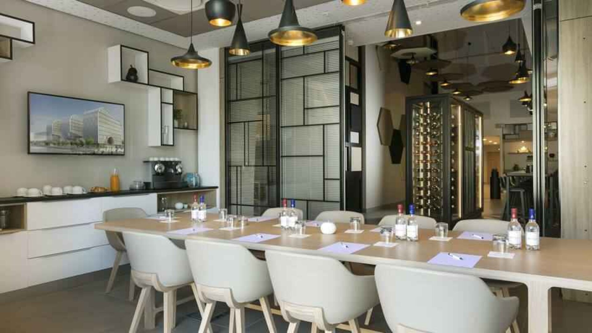 Elegant meeting room at the Hilton Garden Inn Bordeaux Centre.