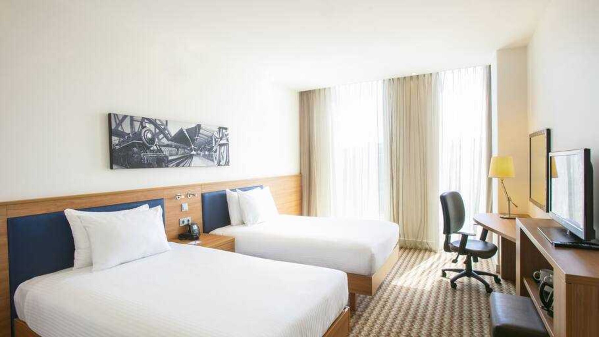 Twin room with working station at the Hampton by Hilton Amsterdam Arena Boulevard.