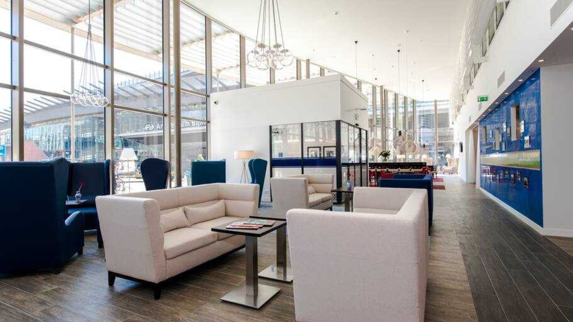 Lobby workspace at the Hampton by Hilton Amsterdam Arena Boulevard.